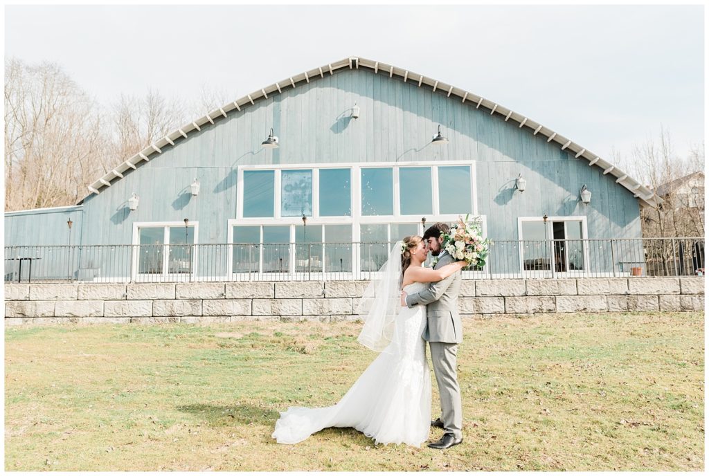 The Lake House Inn, PA Wedding | Jessie & Jason - jenniferlarsenphoto.com